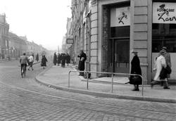 Rekkverket utenfor Mathesongården, hjørnet av Olav Tryggvaso