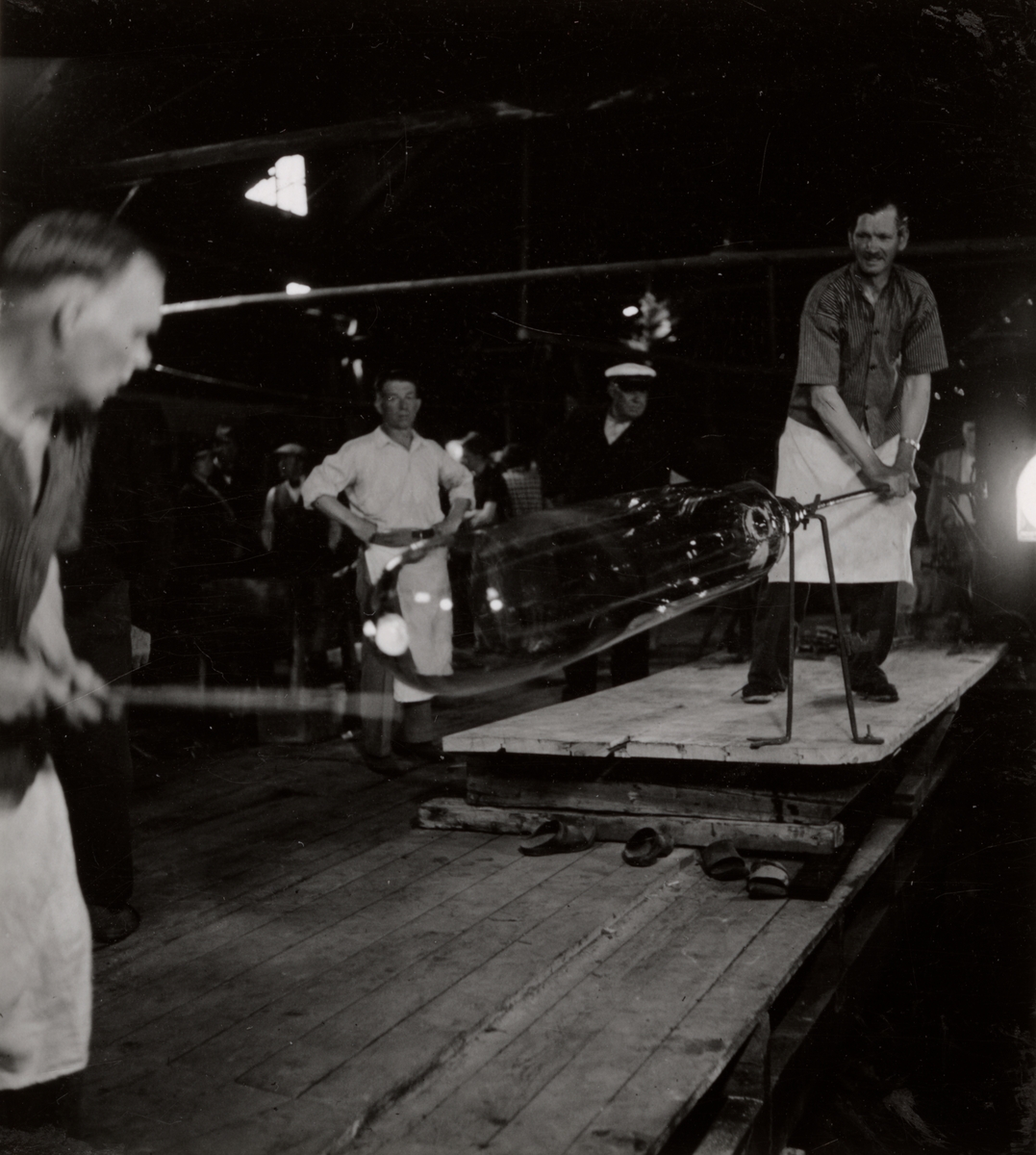 Gullaskrufs Glasbruk, Småland.
Fönsterglasblåsning i samband med filmning den 12 juni 1941. Anläggning av valsen.
