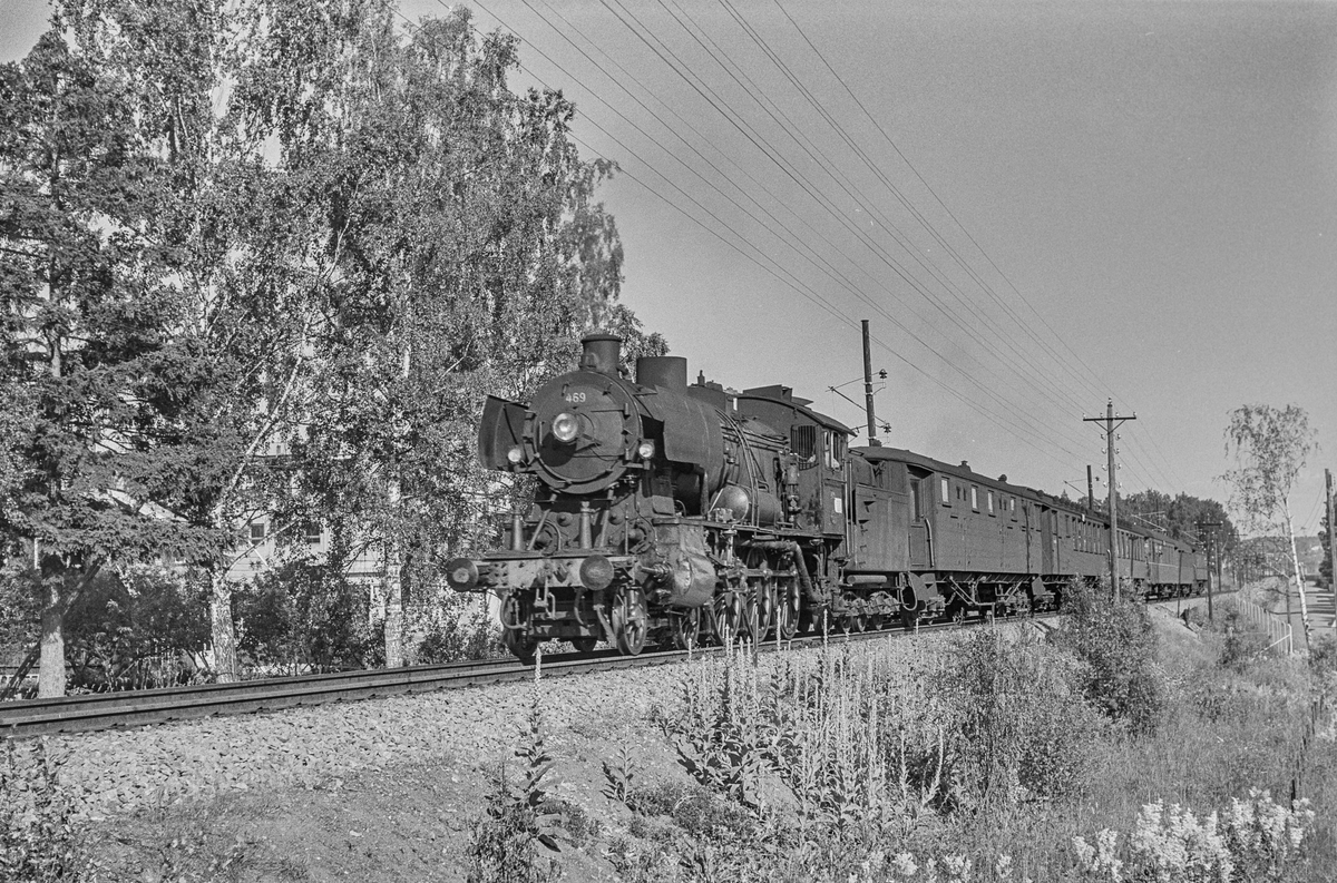 Persontog fra Oslo Ø til Otta, tog 307, nord for Hamar stasjon. Toget trekkes av damplokomotiv type 30c nr. 469.