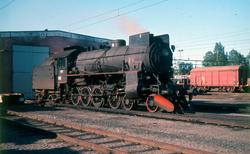 Damplokomotiv type 31b nr. 451 fremfor lokomotivstallen på E