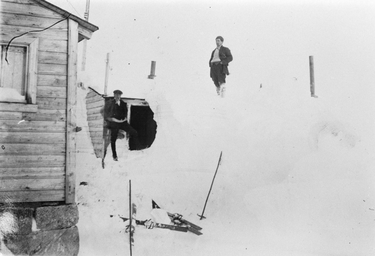 Mann på taket til oppsynsmannshytta ved Øvre Bersåvatn