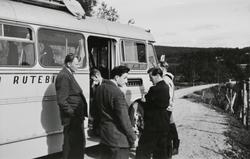 Landsåsspillere utenfor en buss.