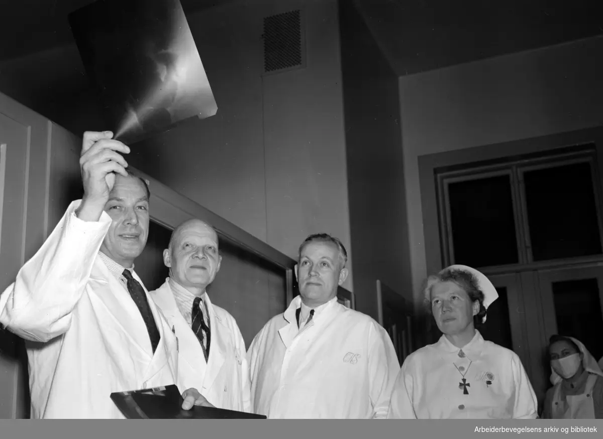 Ullevål sykehus. Ny barneavdeling. Fra v.: Dr. Rinvik (med røntgenbildet), overlege Holst, dr. Bjarne Andersen og oversøster Berthe. Februar 1950