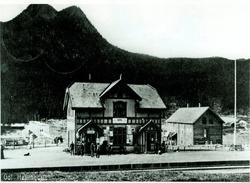 Gol Jernbanestasjon og Hesla Hotel.
Til venstre ser me begy