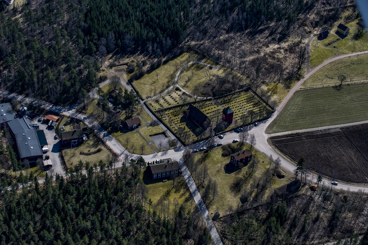 Flygfoto över Norra Hestra kyrka i Gislaveds kommun.