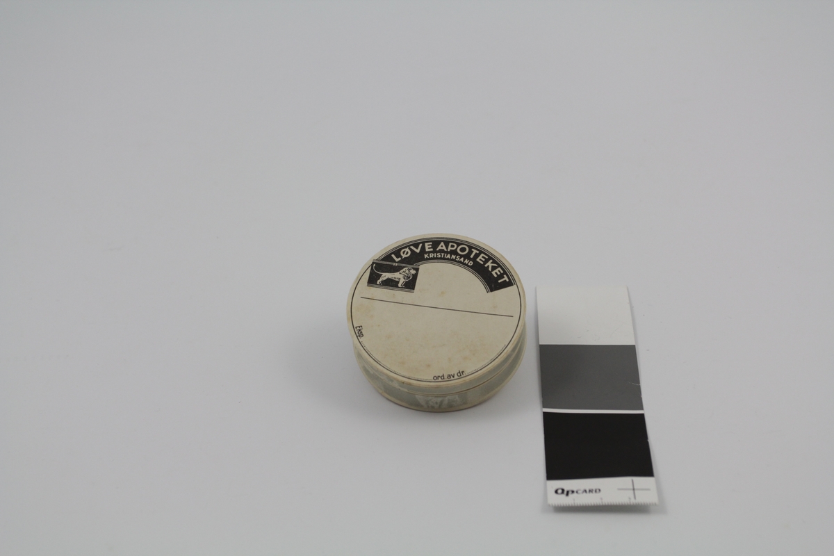 18 stk. sirkulære esker med lokk. Alle deler i papp. Ulike farger. Brukt til oppbevaring/salg av piller og dosert pulver.