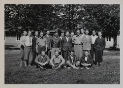 Bilpark og lensmannsbetjente i Hvalsmoen 1932