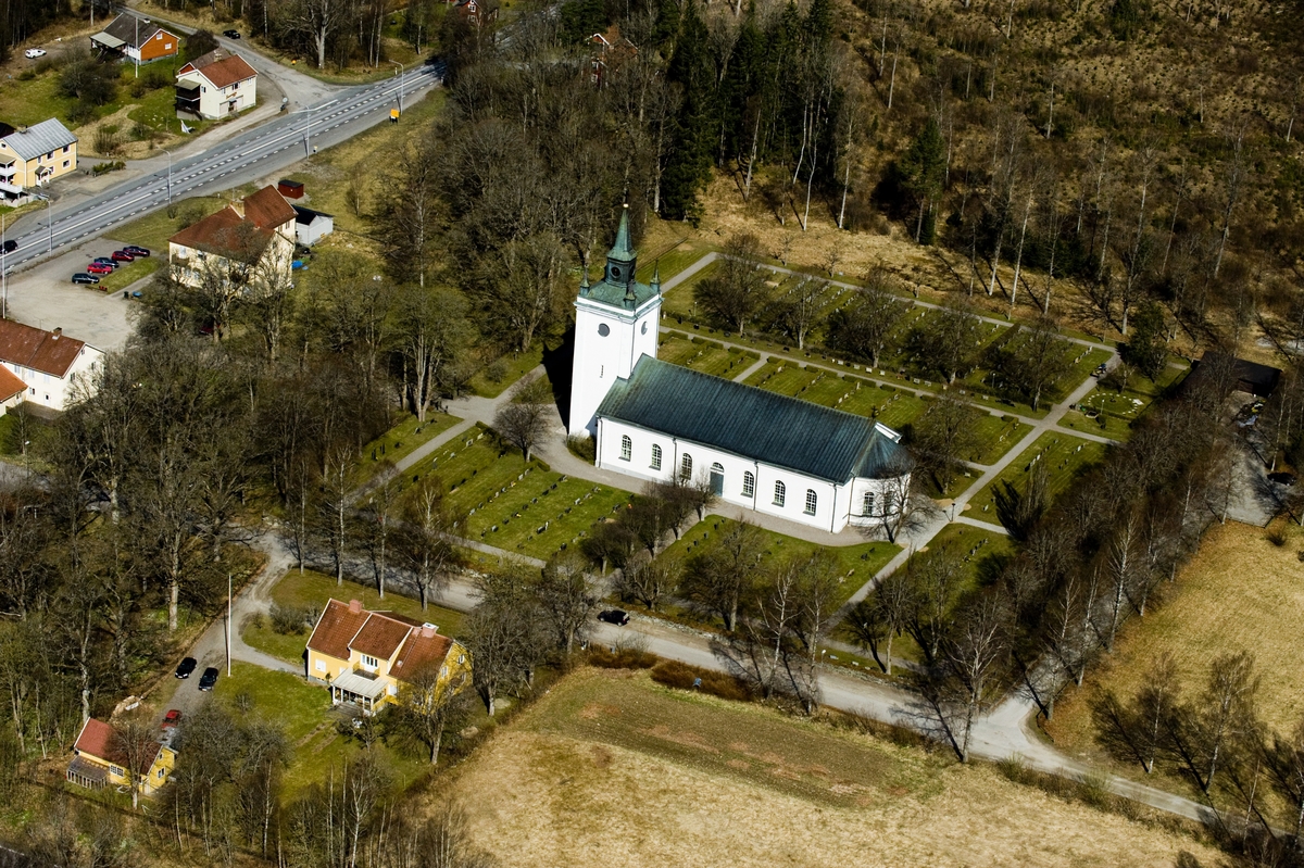 Flygfoto över Nya Hjälmseryds kyrka i Sävsjö kommun.