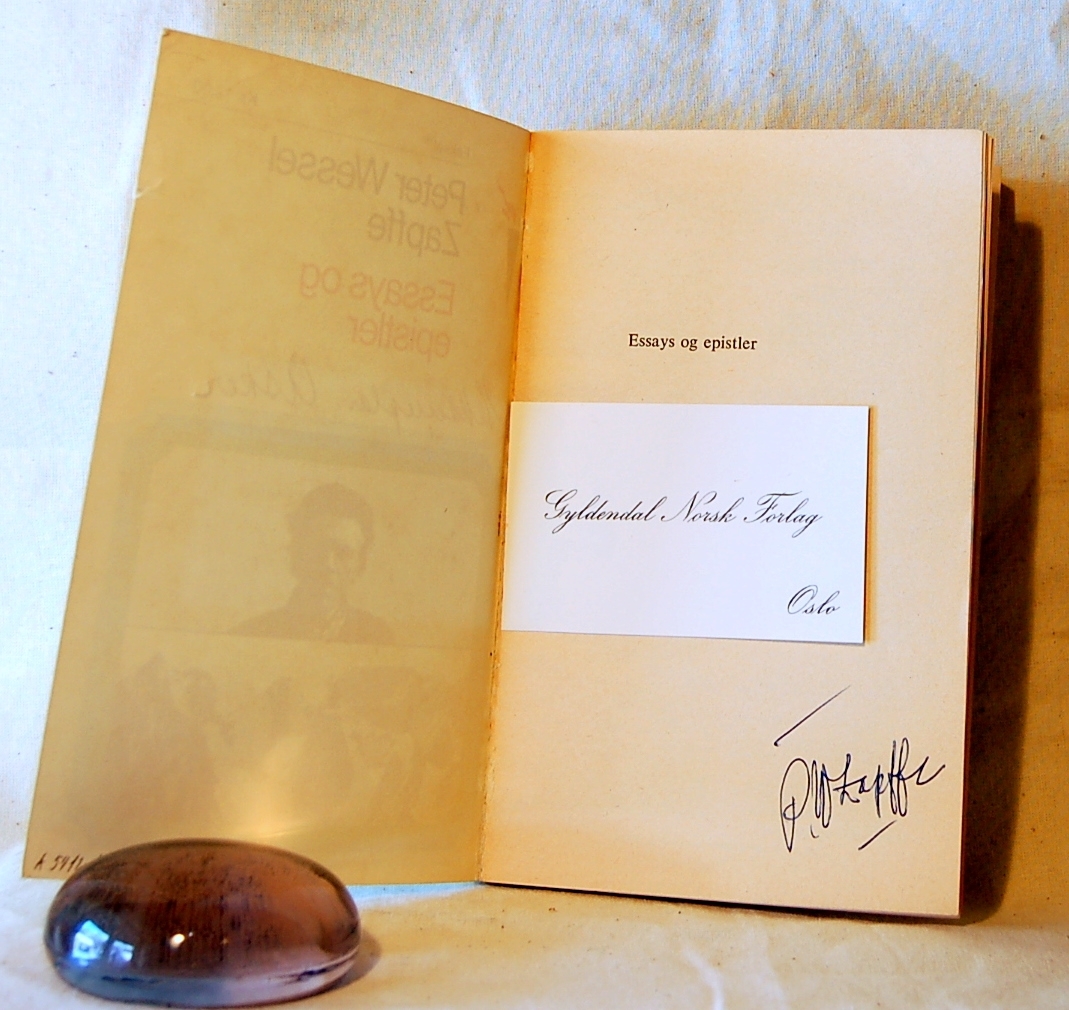 2 eks. av boken (A og B)
Trykt visittkort fra forlaget ligger inni boken (A)