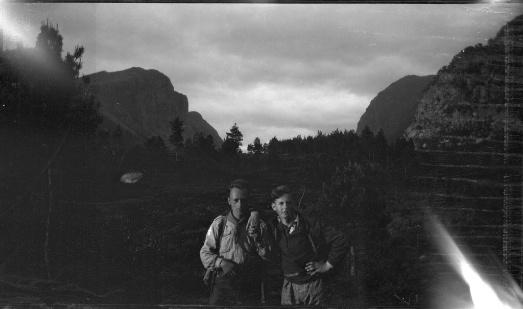 Lindtner og Oscar Johnsen på fjelltur på Tibergfjell ved Vatne. På bilde nr. 1 går Finn Johannessen med speiderskjorte.