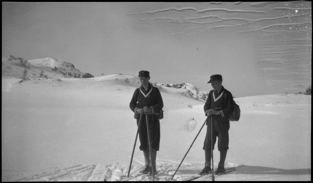 Per og Alf Årseth, Reidar Gjissen(?), Tor Tørresen, Per Roth og Finn Johannessen på skitur i nærheten av Fjellberg i Suldal. Det er bilder fra flere pauser.