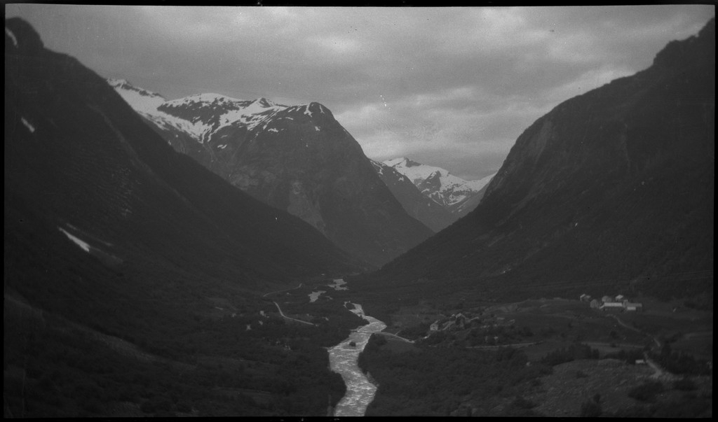 Per og Alf Årseth og Finn Johannessen på sykkeltur i Sogn og Fjordane og Møre og Romsdal. Det er bilder fra fjellturer og -topper, fra fjorder og fjell, bygder og byen Ålesund.
Bilde nr. 2 er av Skodjebrua i Skodje. Bilde nr. 3 er av Kolåstind i Standal, med Sylen og Fingeren til høyre. Bilde nr. 9 er fra Kongens gate i Ålesund. Bilde nr. 11 er tatt over Hjørundfjorden med Langenestinden og Store Standal på motsatt side. Bilde nr. 20-21 er fra Ålesund.