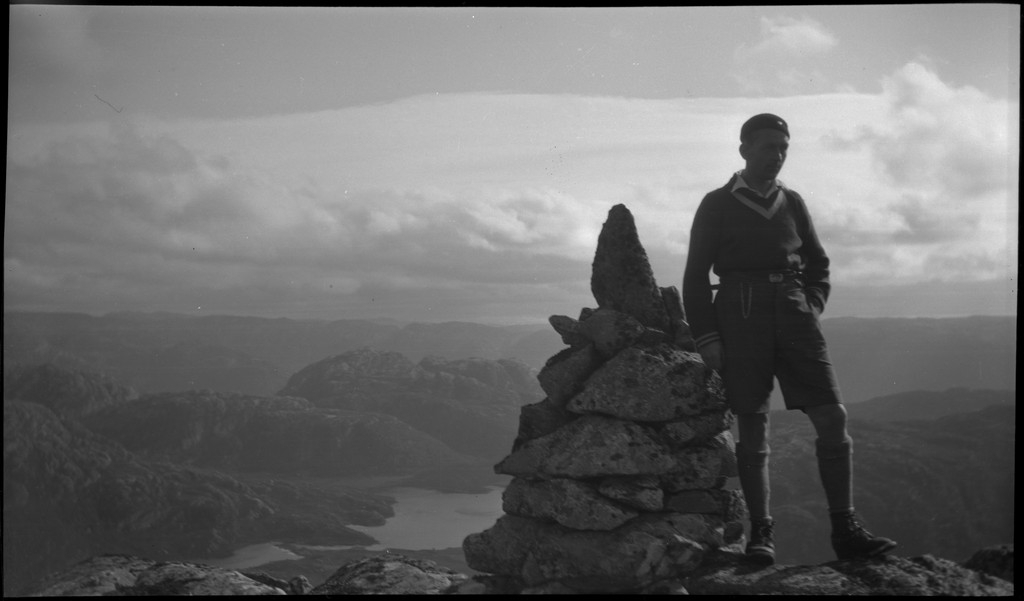 Lindtner, Olaf Kristensen og en til på tur i hest og kjerre, ved en støl på vestsiden av Valevatnet og på Frafjordhatten. Det første bildet er antageligvis Finn Johannessen ved varden på Frafjordhatten.