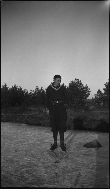 Lindtner og Finn Johannessen med en familie på skøytetur på Gisketjørn i Sandnes. Barna spiller et lagspill på isen.