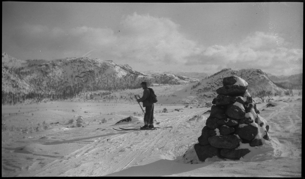 Lindtner, Oscar Johnsen, Malde, Håvarstein  og Øystein Middelthon på skitur fra Brekka og inn i Madlandshei. Det er bilder fra skigåing og pauser.