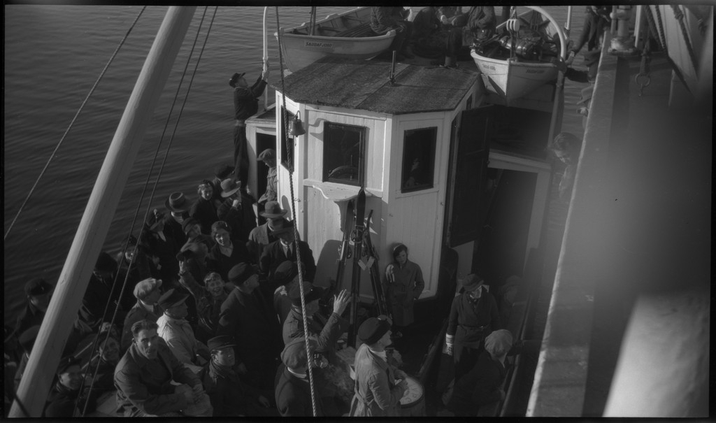 Lindtner, Oscar Johnsen, Malde, Håvarstein og Jan på skitur fra Fjellberg i Suldal. Bilde nr. 3, 4, 6 og 7 er fra båten de har tatt inover. Båten har møtt passasjerbåten "M/S Saudafjord" midt på fjorden og utvekslet varer og folk. Det er også bilder fra et lite gårdsbruk, antageligvis Fjellberg i Suldal og fra skituren. På noen av bildene er det også noen unge kvinner med. På bilde nr. 11 er Finn Johannessen med.