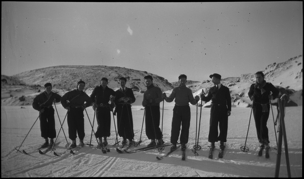 En gjeng unge menn på skitur i fjellene øst for Madland. Det er bilder av brødrene Idar og Arvid og hele gjengen samlet og på ski. På bilde nr. 3 er også Finn Johannessen portrettert sammen med en av brødrene Tollefsen.