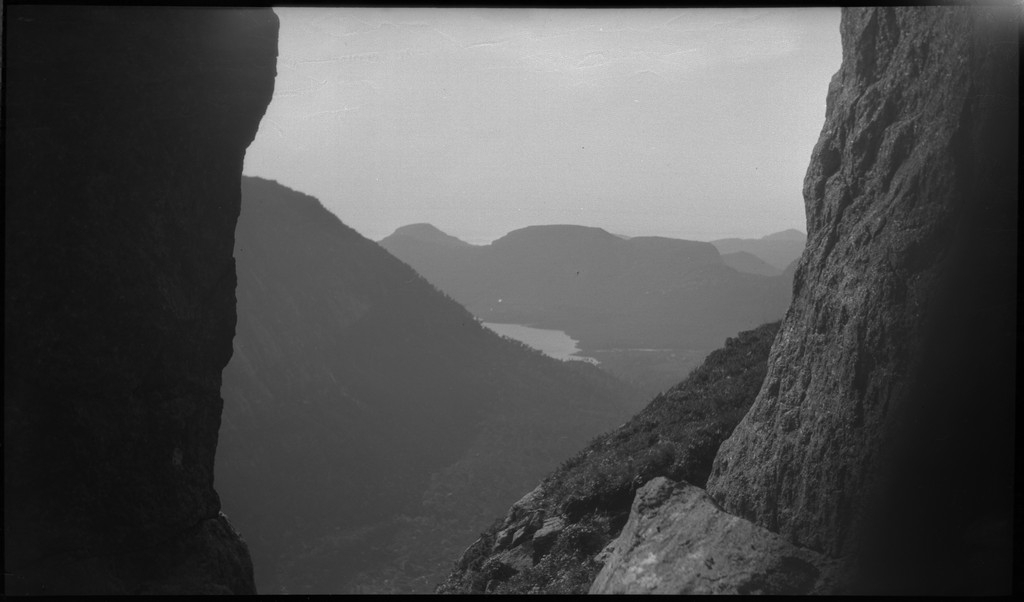 En gjeng unge menn på fjelltur til fjellene i Småsildalen i Strand. Det er bilder av spektakulære fjellformasjoner og en samlet vennegjeng.
