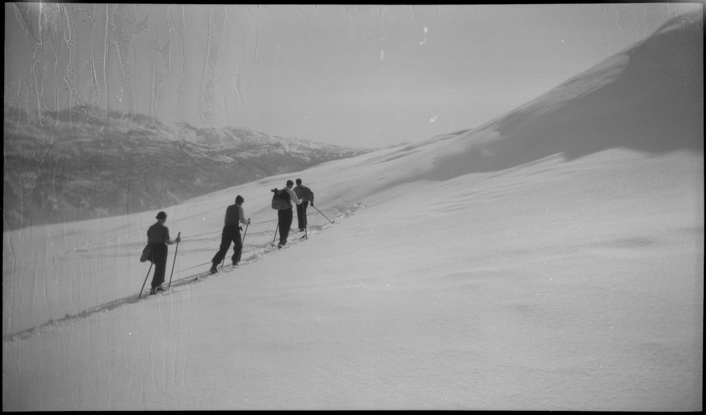 Skiforeningen på skitur i fjellene bakenfor Saudasjøen. På det første bildet er Saudafjorden i bakgrunnen. Det er bilder fra skituren, pauser og fra hurtigruteskipet "D/S Sanct Svithun".