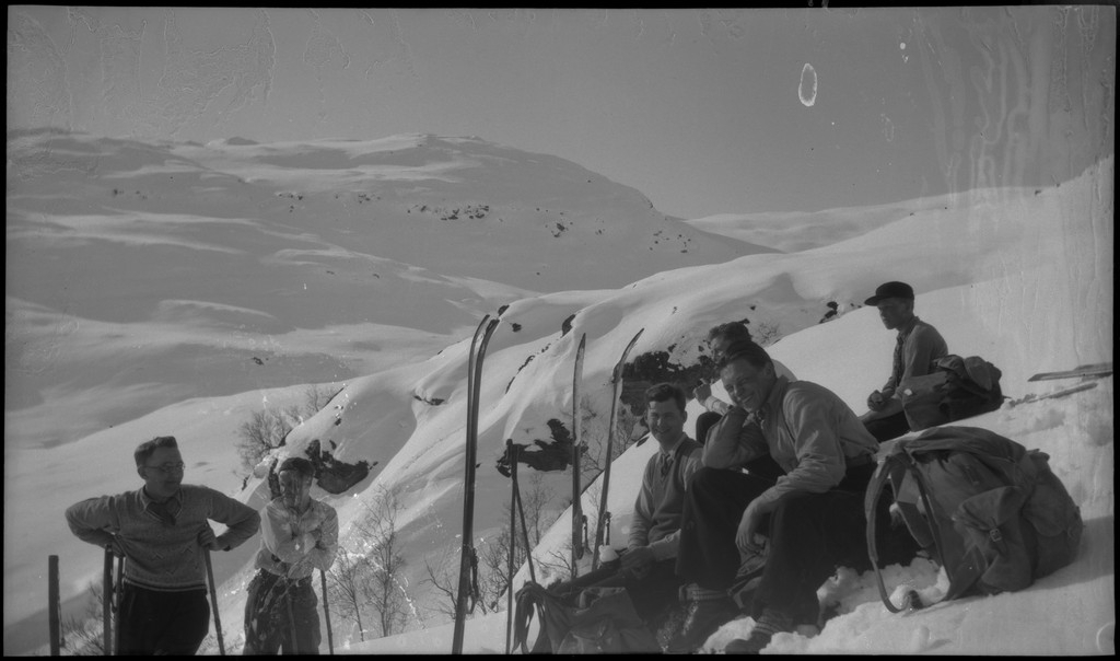 Skiforeningen på skitur i fjellene bakenfor Saudasjøen. På det første bildet er Saudafjorden i bakgrunnen. Det er bilder fra skituren, pauser og fra hurtigruteskipet "D/S Sanct Svithun".