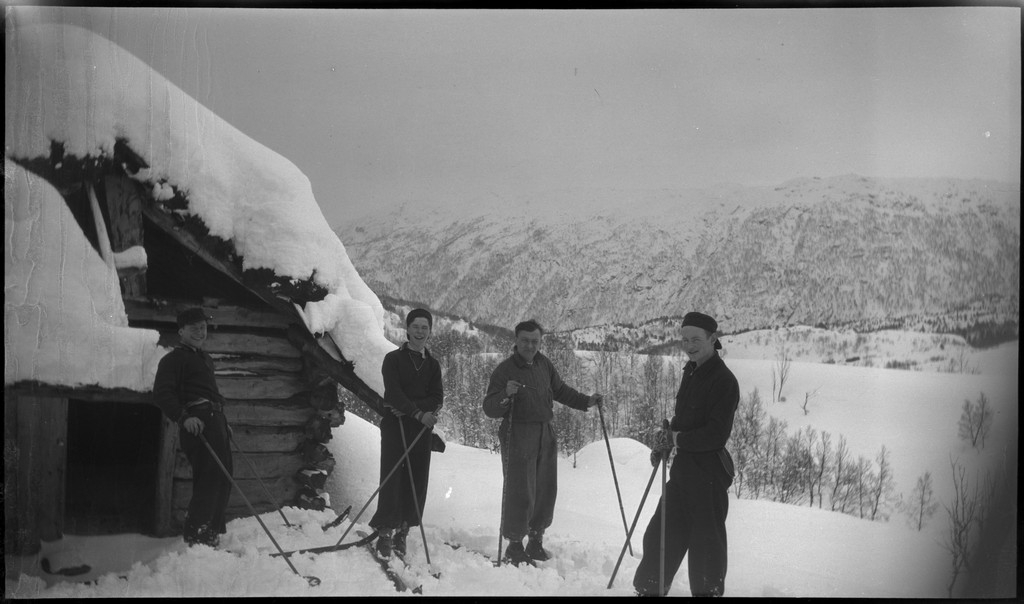 En vennegjeng på skitur i Suldal i vekslende vær. De er innom flere støler og overnattingshytter, bl.a. turistforeningshytta i Stranddalen. Noen ganger er klærne deres hvite av snø. Det er mye snø i fjellet og de må grave seg inn til hyttene. I den ene hytta lytter de til radio og studerer et gevær. Bilde nr. 6 viser en som smører skiene sine.