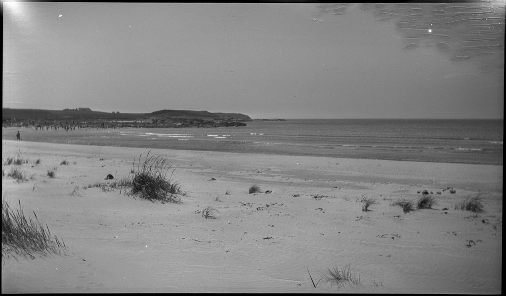 En stor vennegjeng i lystig lag på stranda på Sola. De har trommer og trekkspill og leker i vannet og på land med og uten ball. Sola strandhotell ligger i bakgrunnen. Tor Johannessen og Harald Bergsaker er på bilde nr. 14 og 18.
