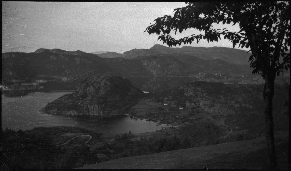 Bilder fra en sykkeltur mellom Kjølevik og Tau i Strand kommune. Det er helbilder av Finn Johannessen, Arne Rasmussen og Korsvold med syklene sine, det er bilder fra sykling og av landskapet og bygdene. Finn Johannessen er på bilde nr. 5 og 8.