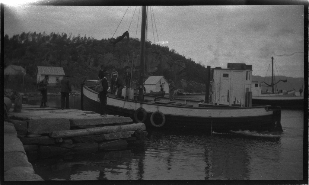 Tre gutter/unge menn på tur på Halsnøy og Finnøy. Det er bilder fra at transporten med ei skøyte og fra små fjellturer. Det ligger mange små dampskip langs havna på bilde nr. 4.