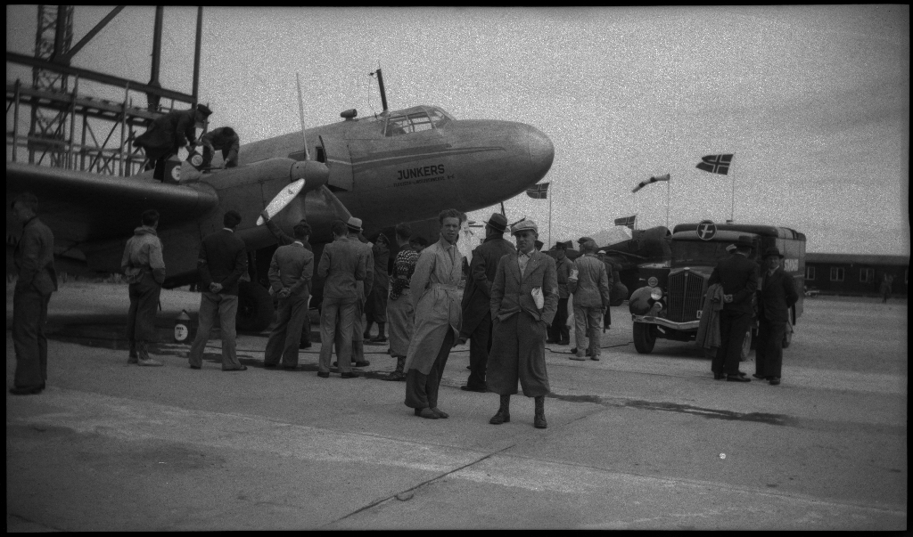 Bilder fra åpningen av den sivile flyplassen på Sømmesletta på Sola. Bildene viser folk som titter på flyene og helikoptrene som besøkte flyplassen fra inn- og utland i anledning åpningen. Det er flere bilder fra et stort passasjerfly fra Lufthansa med påskriften "Generalfeldmarschall von Hindenburg" og "D-APIS". Det er også et bilde fra en kanonbåt.
