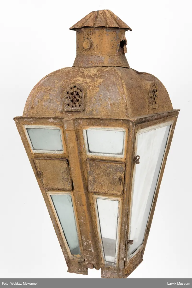 Gasslampe. Rammen rundt bunnen har løsnet.