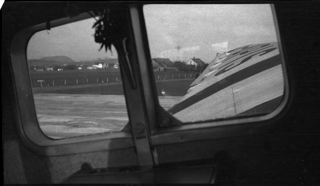 Bilder fra åpningen av den sivile flyplassen på Sømmesletta på Sola. Bildene viser folk som titter på flyene og helikoptrene som besøkte flyplassen fra inn- og utland i anledning åpningen. Det er flere bilder fra et stort passasjerfly fra Lufthansa med påskriften "Generalfeldmarschall von Hindenburg" og "D-APIS". Det er også et bilde fra en kanonbåt.