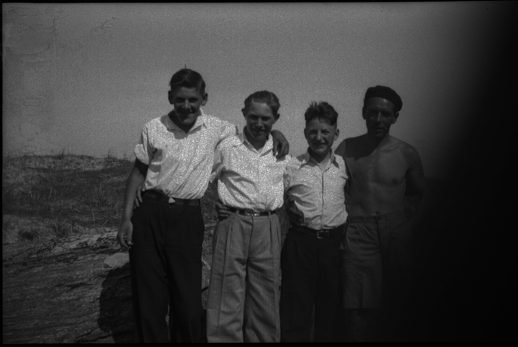 Bilder fra Sola Strandhotell og hotellets basseng, samt gutter og unge menn i sanddynene på Sola.