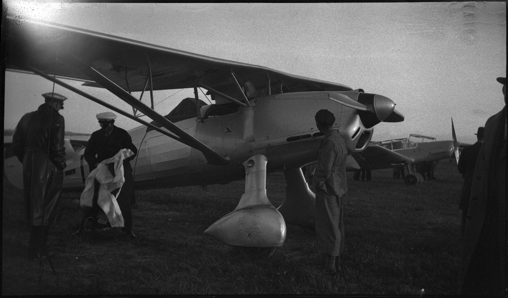 Bilder fra åpningen av den sivile flyplassen på Sømmesletta på Sola. Bildene viser folk som titter på flyene og helikoptrene som besøkte flyplassen fra inn- og utland i anledning åpningen. Det er flere bilder fra et stort passasjerfly fra Lufthansa med påskriften "Generalfeldmarschall von Hindenburg" og "D-APIS". Det er også et bilde fra en kanonbåt.