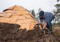 Bilde tatt i forbindelse med legging av torv på gamme. Fra g