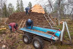 Bilde tatt i forbindelse med legging av torv på gamme. Fra g