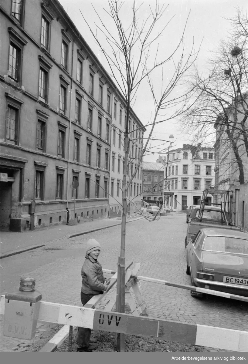 Ruseløkkveien. Et tidligere skomakerverksted blir lekesenter. November 1974