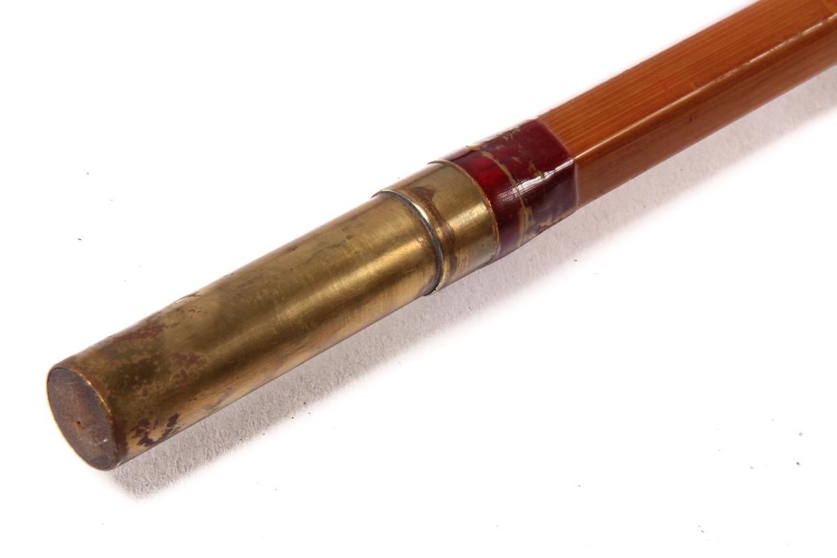 Den sekskanta stanga er laga av bambus og handtaket av kork.
Tredelt stang med ekstra tupp.