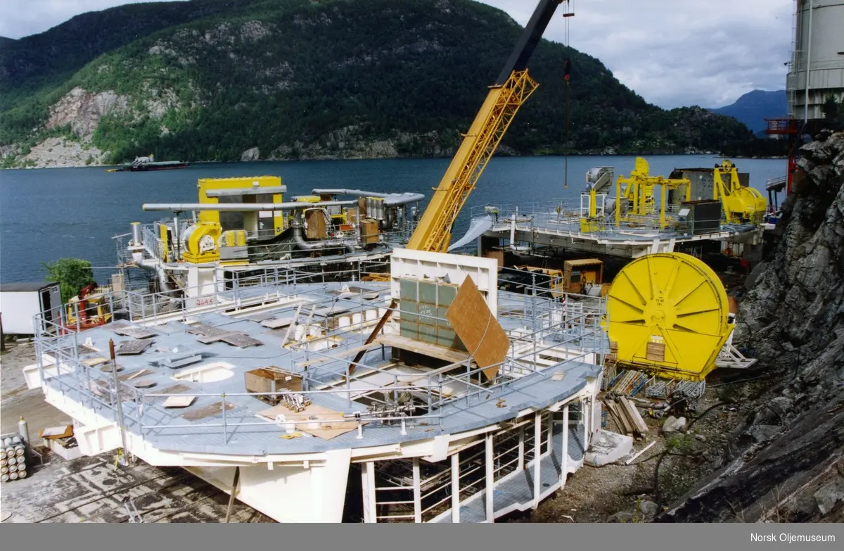 Draugen er under bygging i Yrkjefjorden i Vats og deler til plattformen ligger klar på land, før de skal monters ombord i betongskaftet.