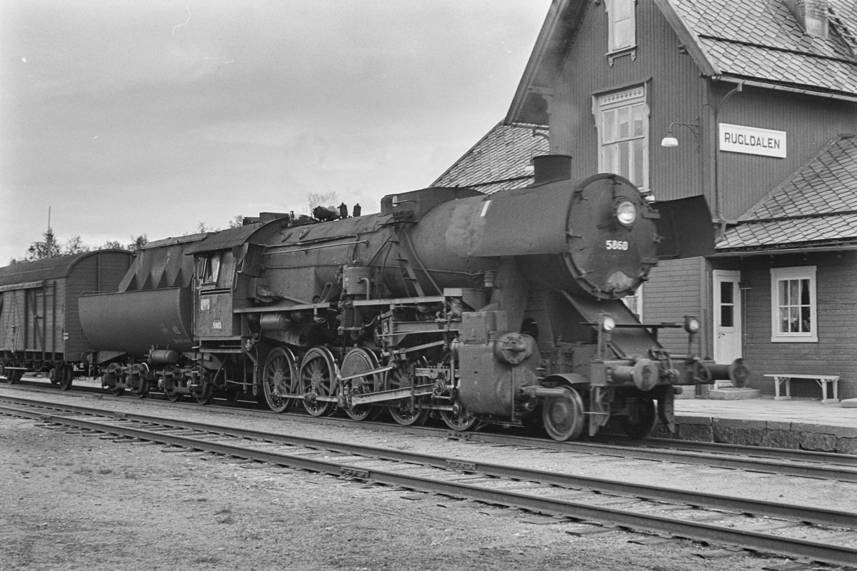 Sydgående godstog på Rørosbanen på Rugldalen stasjon. Toget trekkes av damplokomotiv type 63a nr. 5860.