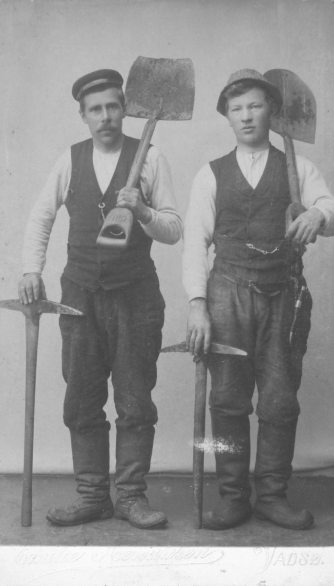 Album med portrettbilder. Albumet har tilhørt Aksel Konrad Mikkola og hans hustru Kathinka Marie, f. Mikkelsen. Det er nå i Solbjørg Mikkolas eie. Navnene til de portretterte er for en stor del ukjente, men mange er fra Neiden og Sør-Varanger. Kathinka kom opprinnelig fra Lofoten, og en del av bildene viser hennes familie i Nordland