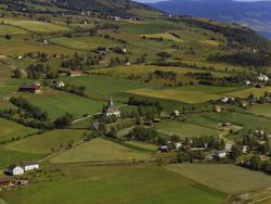 Sør-Fron, Hundorp, Sør-Fron kirke midt i bildet