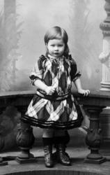 Foto av en ung pike, trolig ved navn Rebekka Ege fra Bergen 