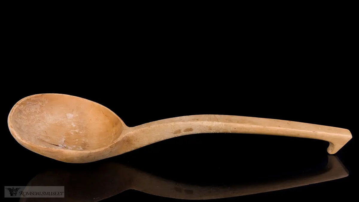 Tresleiv med skålformet skjeblad og lett buet skaft med krok i enden.