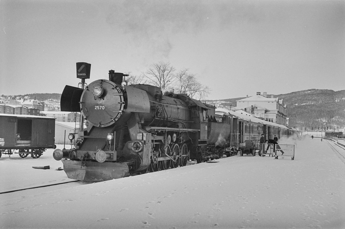 Dagtoget fra Trondheim til Bodø, tog 451, på Trondheim stasjon. Toget trekkes av damplokomotiv type 63a 2570.