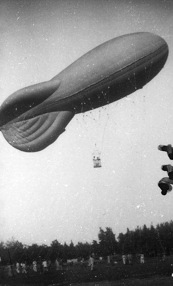 Fältballong m/1932 i luften.