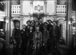 Rikard Berges fotoarkiv. Gruppebilde, Rauland kirke, 1904. R