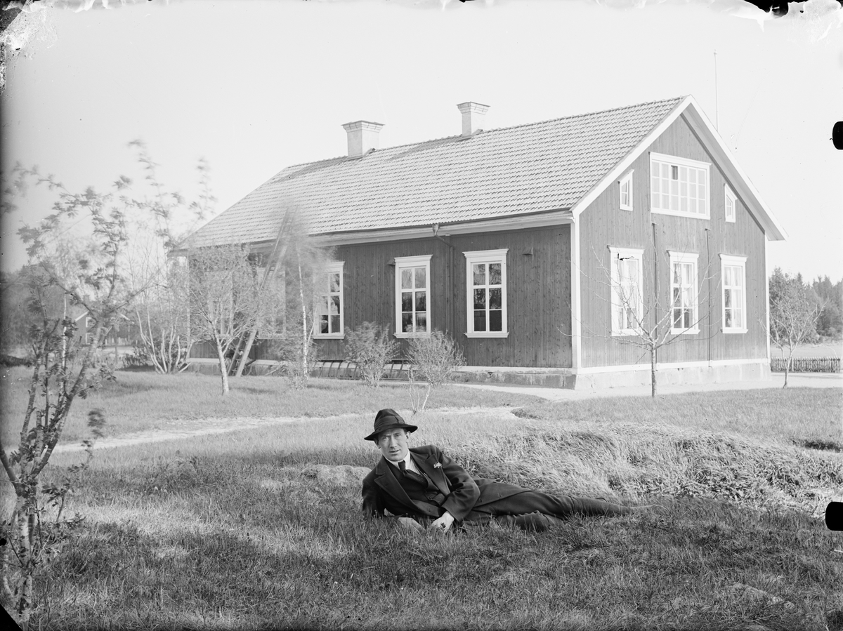 Läraren Knut Nilsson framför Ekeby kyrkskola, Uppland