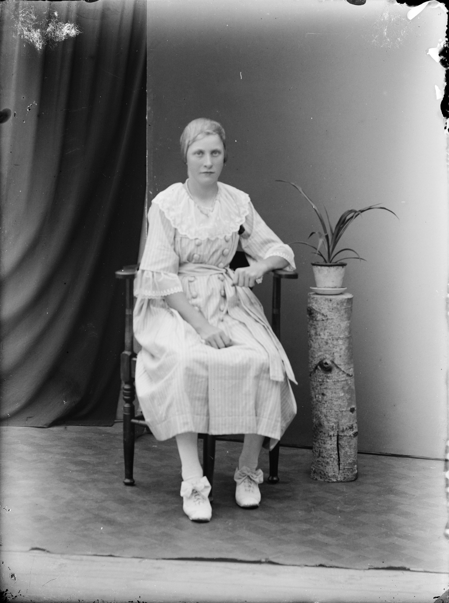 Ateljéporträtt - kvinna, Alunda, Uppland