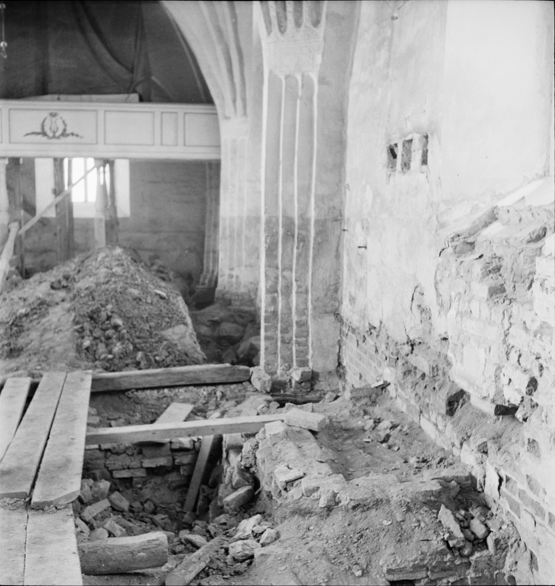 Utgrävning i Långtora kyrka, Enköping 1953
