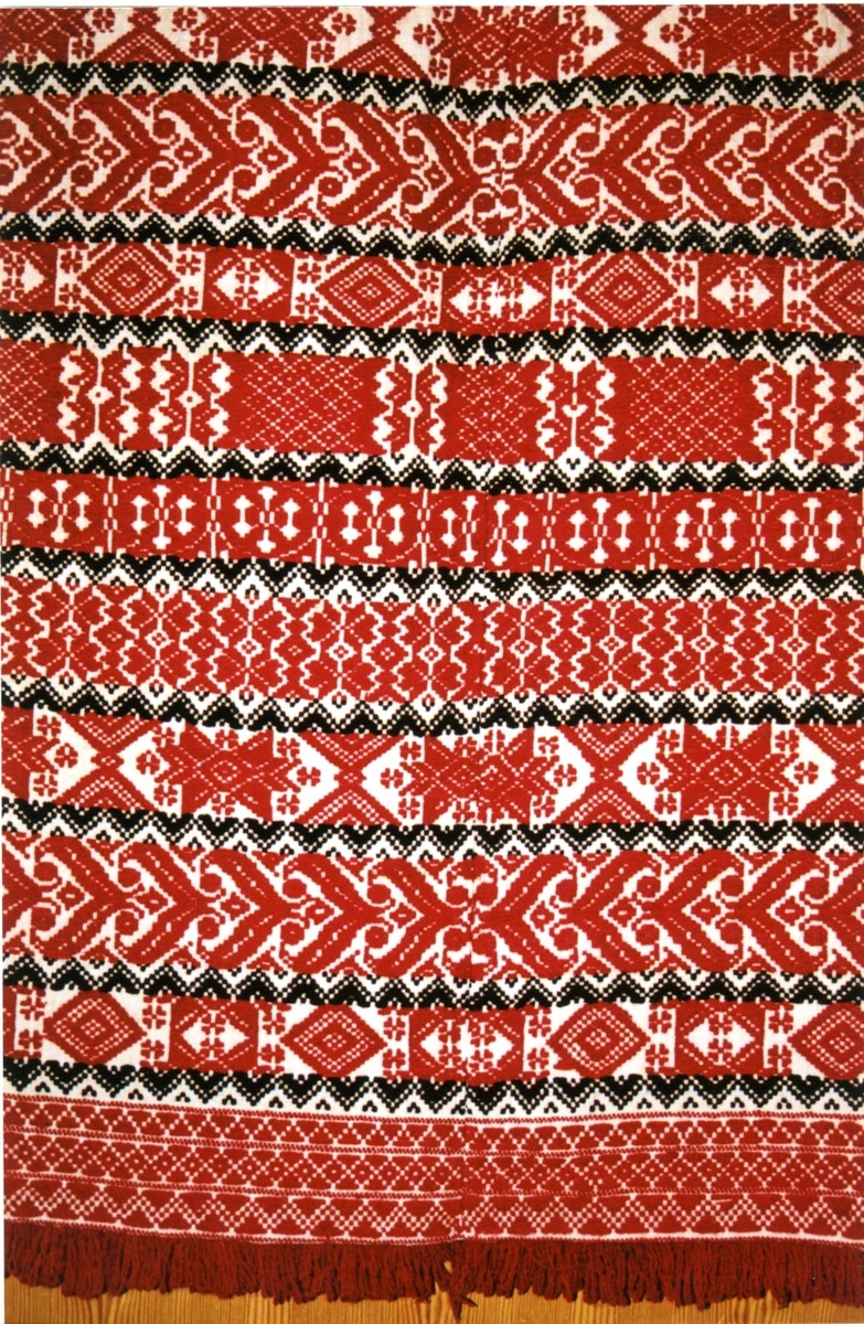 Kristnaåkle i skillbragd. Brukes rundt barnet på dåpsdagen.

Tilstand: Meget god.